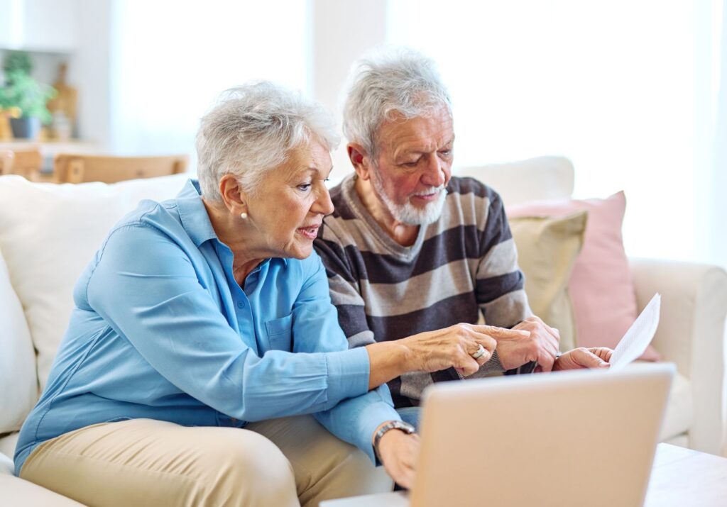 seniors découvrant les changements de leurs pensions en 2025